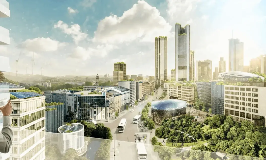 Junger Mann mit Getränk, der auf eine moderne Stadtlandschaft mit Wolkenkratzern und viel Grün blickt.