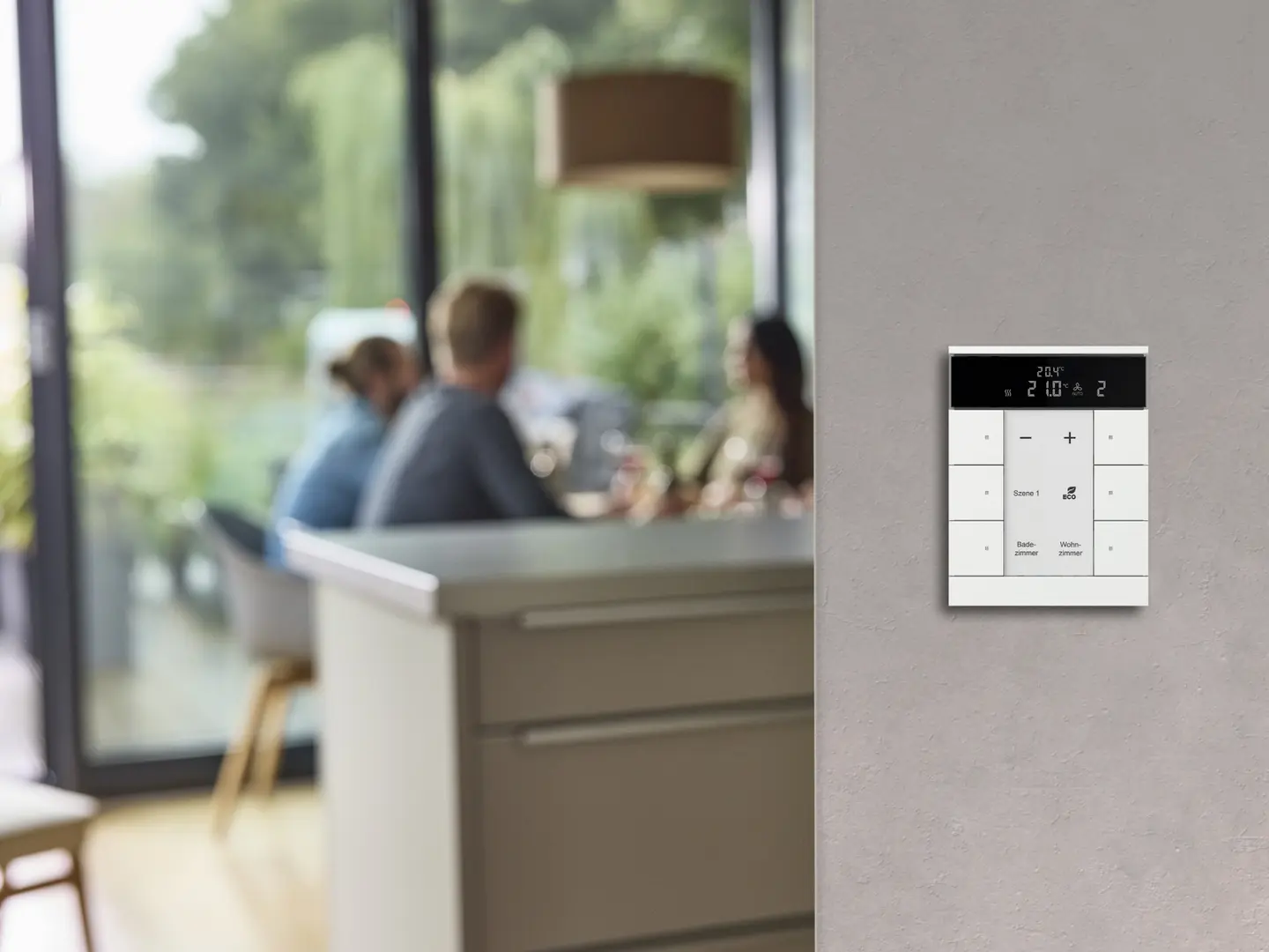 Ein Wandbedienfeld mit mehreren Tasten und einem digitalen Display, das zur Steuerung von Smart-Home-Geräten dient.