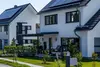 Mehrfamilienhaus mit Solarpanel auf dem Dach