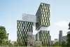Moderne, mehrstöckige Bürogebäude mit begrünten Fassaden und Glasfronten.